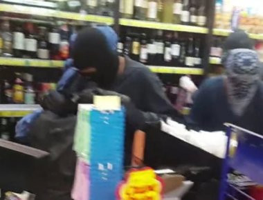 Βίντεο: Αναρχικοί «ξαφρίζουν» σούπερ μάρκετ στα Εξάρχεια